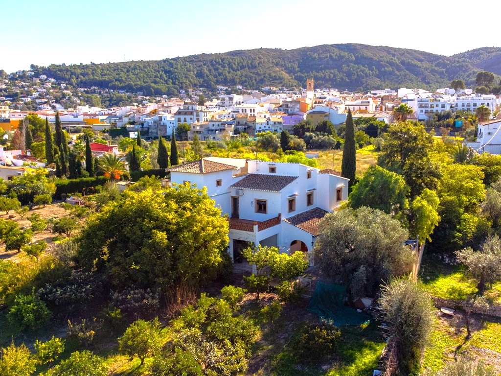 Villa familiar con piscina en venta en Orba