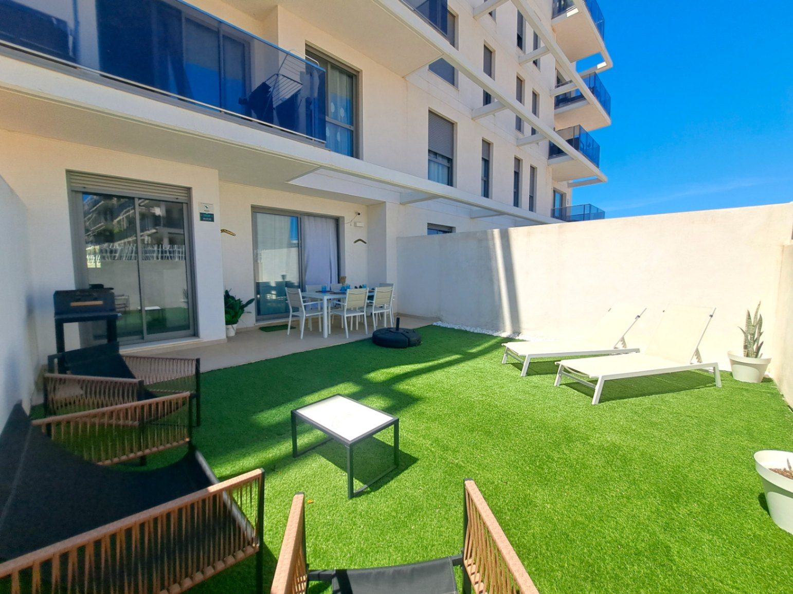 Apartamento en planta baja con gran terraza junto al Club Náutico de Dénia