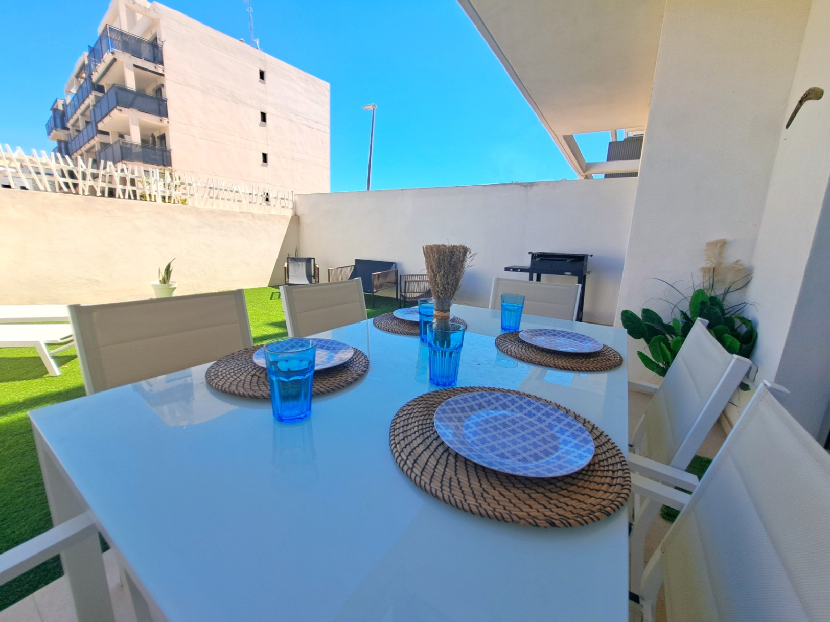 Apartamento en planta baja con gran terraza junto al Club Náutico de Dénia