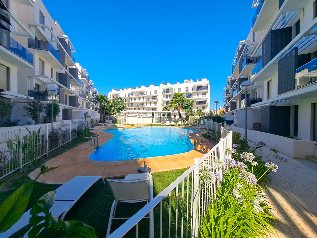 Apartamento en planta baja con gran terraza junto al Club Náutico de Dénia